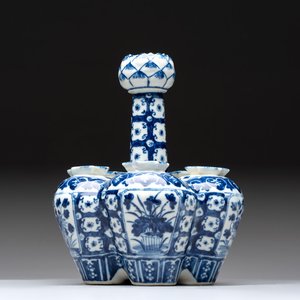 A Chinese blue and white tulip vase with floral design, 19th C. — photo 1