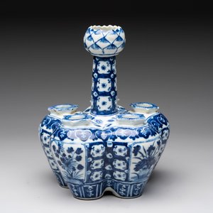 A Chinese blue and white tulip vase with floral design, 19th C. — photo 2