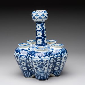 A Chinese blue and white tulip vase with floral design, 19th C. — photo 3