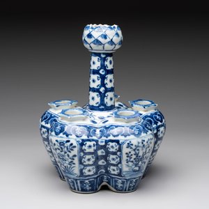 A Chinese blue and white tulip vase with floral design, 19th C. — photo 4