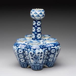 A Chinese blue and white tulip vase with floral design, 19th C. — photo 5