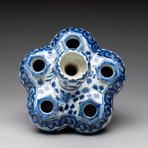 A Chinese blue and white tulip vase with floral design, 19th C. — photo 6