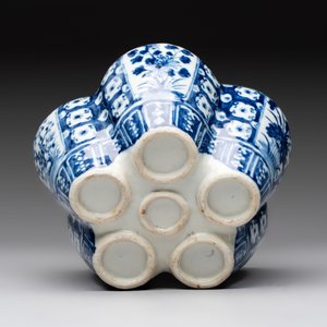 A Chinese blue and white tulip vase with floral design, 19th C. — photo 7