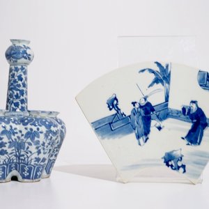 A Chinese blue and white tulipiere and a fan-shaped plaque, 19th C. — photo 1