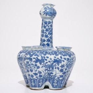 A Chinese blue and white tulipiere and a fan-shaped plaque, 19th C. — photo 7