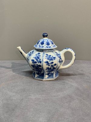A Chinese blue and white tureen, a teapot and two dishes, Yongzheng/Qianlong — 照片 1