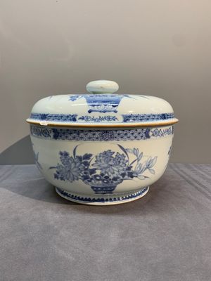 A Chinese blue and white tureen, a teapot and two dishes, Yongzheng/Qianlong — 照片 11