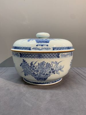 A Chinese blue and white tureen, a teapot and two dishes, Yongzheng/Qianlong — 照片 12