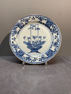 A Chinese blue and white tureen, a teapot and two dishes, Yongzheng/Qianlong — 照片 7