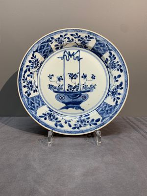 A Chinese blue and white tureen, a teapot and two dishes, Yongzheng/Qianlong — 照片 9