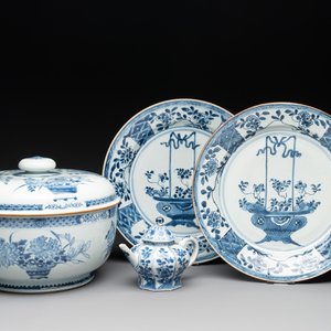 A Chinese blue and white tureen, a teapot and two dishes, Yongzheng/Qianlong — 照片 1