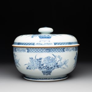 A Chinese blue and white tureen, a teapot and two dishes, Yongzheng/Qianlong — 照片 2
