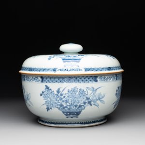 A Chinese blue and white tureen, a teapot and two dishes, Yongzheng/Qianlong — 照片 3