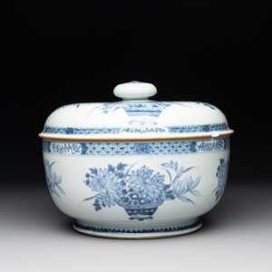 A Chinese blue and white tureen, a teapot and two dishes, Yongzheng/Qianlong — 照片 4