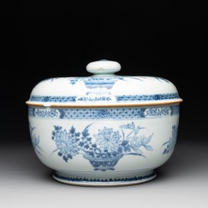 A Chinese blue and white tureen, a teapot and two dishes, Yongzheng/Qianlong — 照片 5