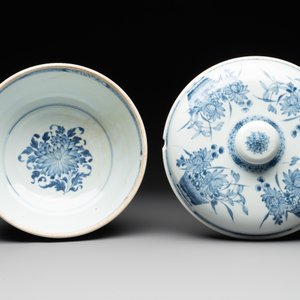 A Chinese blue and white tureen, a teapot and two dishes, Yongzheng/Qianlong — 照片 6