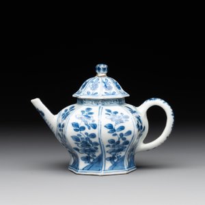 A Chinese blue and white tureen, a teapot and two dishes, Yongzheng/Qianlong — 照片 10
