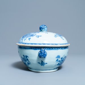 A Chinese blue and white tureen and cover on stand, Qianlong — photo 5