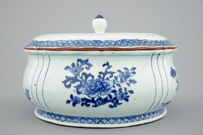 A Chinese blue and white tureen and cover, Qianlong, 18th C.