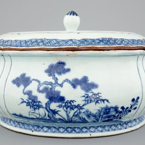 A Chinese blue and white tureen and cover, Qianlong, 18th C. — photo 2