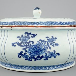 A Chinese blue and white tureen and cover, Qianlong, 18th C. — photo 3