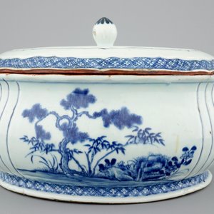A Chinese blue and white tureen and cover, Qianlong, 18th C. — photo 4
