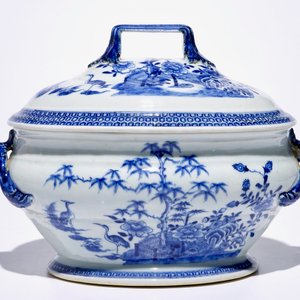 A Chinese blue and white tureen and cover, Qianlong and an "Aster pattern" dish, Kangxi — 照片 3