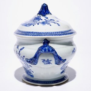 A Chinese blue and white tureen and cover, Qianlong and an "Aster pattern" dish, Kangxi — 照片 4