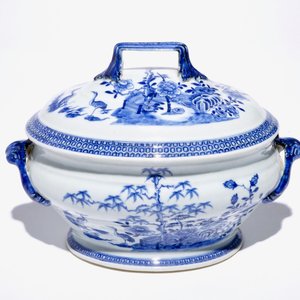 A Chinese blue and white tureen and cover, Qianlong and an "Aster pattern" dish, Kangxi — 照片 9