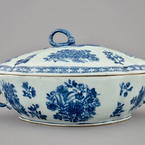 A Chinese blue and white tureen and cover, Qianlong — photo 1