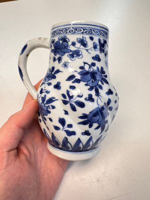 A Chinese blue and white twisted jug with floral design, Kangxi — photo 1