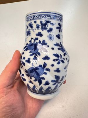A Chinese blue and white twisted jug with floral design, Kangxi — photo 2