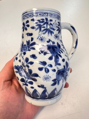 A Chinese blue and white twisted jug with floral design, Kangxi — photo 3