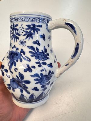A Chinese blue and white twisted jug with floral design, Kangxi — photo 4