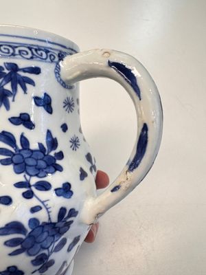 A Chinese blue and white twisted jug with floral design, Kangxi — photo 5
