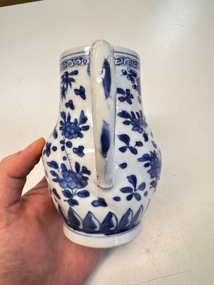 A Chinese blue and white twisted jug with floral design, Kangxi — photo 6