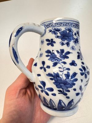 A Chinese blue and white twisted jug with floral design, Kangxi — photo 7