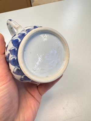 A Chinese blue and white twisted jug with floral design, Kangxi — photo 8