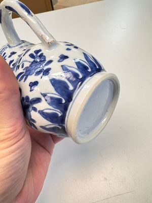 A Chinese blue and white twisted jug with floral design, Kangxi — photo 9