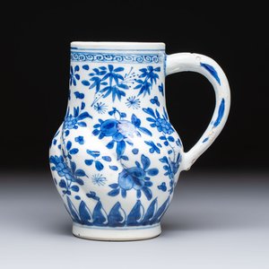 A Chinese blue and white twisted jug with floral design, Kangxi — photo 1