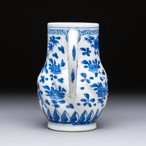 A Chinese blue and white twisted jug with floral design, Kangxi — photo 2