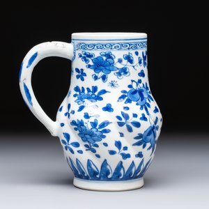 A Chinese blue and white twisted jug with floral design, Kangxi — photo 3