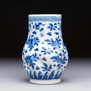 A Chinese blue and white twisted jug with floral design, Kangxi — photo 4