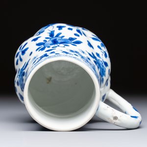 A Chinese blue and white twisted jug with floral design, Kangxi — photo 5