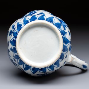 A Chinese blue and white twisted jug with floral design, Kangxi — photo 6