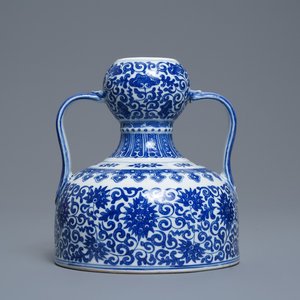 A Chinese blue and white two-handled 'lotus scroll' jug, Qianlong mark, 19/20th C. — 照片 1
