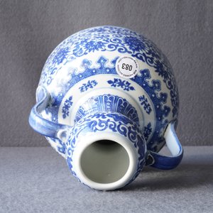 A Chinese blue and white two-handled 'lotus scroll' jug, Qianlong mark, 19/20th C. — 照片 14