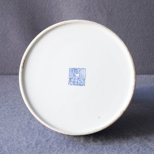 A Chinese blue and white two-handled 'lotus scroll' jug, Qianlong mark, 19/20th C. — 照片 15
