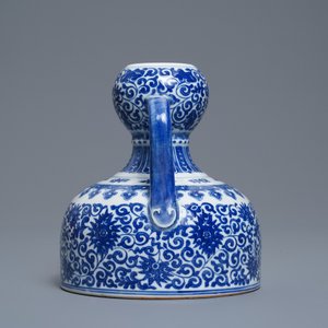 A Chinese blue and white two-handled 'lotus scroll' jug, Qianlong mark, 19/20th C. — 照片 2