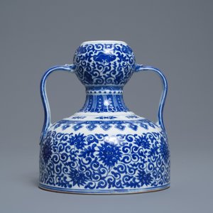 A Chinese blue and white two-handled 'lotus scroll' jug, Qianlong mark, 19/20th C. — 照片 3